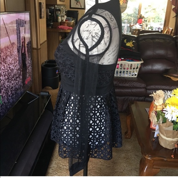 Gracia keyhole/sheer top - Picture 3 of 4